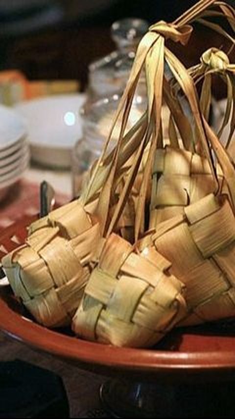 Berikut 4 resep membuat ketupat dengan magic com yang pastinya hemat gas, praktis dan tahan lama. Selamat mencoba.