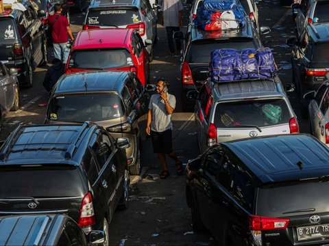 FOTO: Penampakan Udara saat Antrean Horor di Penyeberangan Merak Bikin Pemudik Mobil Dialihkan ke Pelabuhan Ciwandan