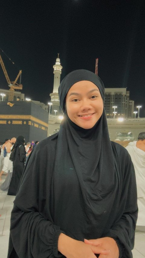 Bikin Pangling, Potret Yura Yunita Cantik Berhijab saat Umrah di Tanah Suci