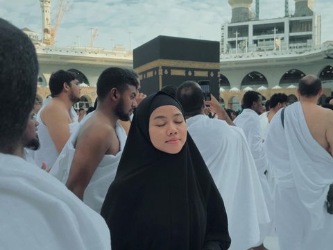 Bikin Pangling, Potret Yura Yunita Cantik Berhijab saat Umrah di Tanah Suci