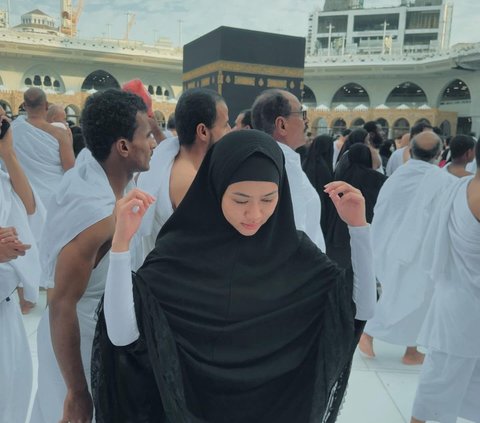 Bikin Pangling, Potret Yura Yunita Cantik Berhijab saat Umrah di Tanah Suci