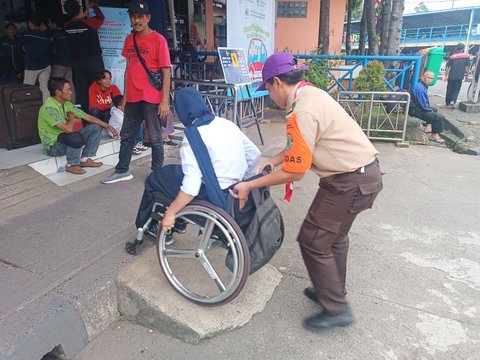 Pesan Menyentuh Petugas Penyandang Difabel di Terminal Kampung Rambutan, Harap Ada Fasilitas Penunjang Pekerjaan