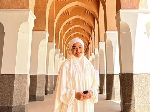 Bikin Pangling, Potret Yura Yunita Cantik Berhijab saat Umrah di Tanah Suci