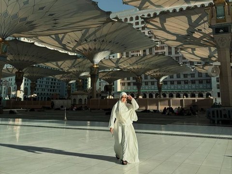 Bikin Pangling, Potret Yura Yunita Cantik Berhijab saat Umrah di Tanah Suci