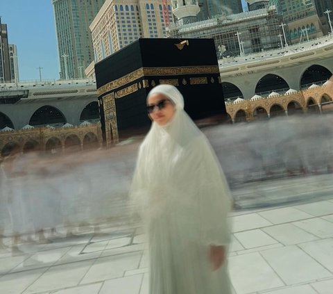 Bikin Pangling, Potret Yura Yunita Cantik Berhijab saat Umrah di Tanah Suci