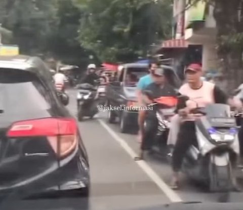 Arrogant Driver Parked in the Middle of Jaksel Streets Only to Buy Fritters Apologizes