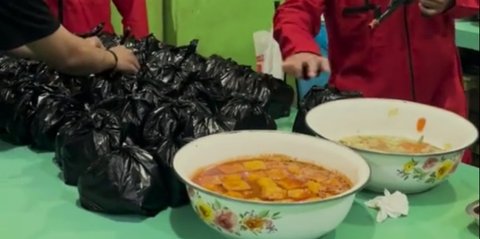 Aksi Para Pemuda Berbagi Makanan saat Sahur Ini Curi Perhatian, Bak Adegan di Serial Money Heist