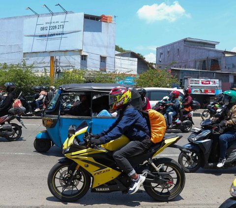 FOTO: H-3 Lebaran 2024, Jutaan Pemudik Sepeda Motor Mulai Padati Jalur Pantura