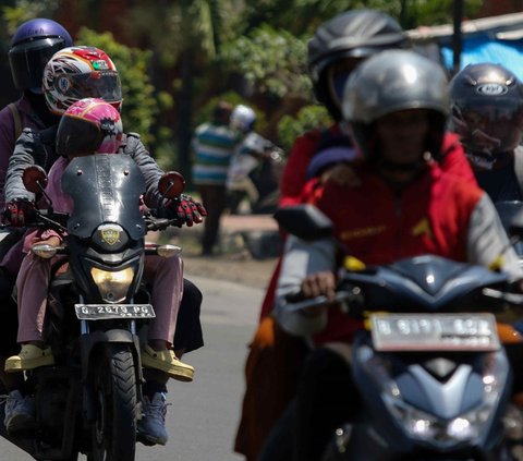 FOTO: H-3 Lebaran 2024, Jutaan Pemudik Sepeda Motor Mulai Padati Jalur Pantura