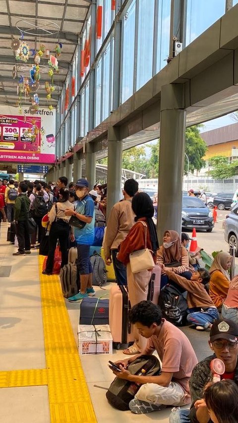 FOTO: Ragam Cara Pemudik di Stasiun Senen 'Bunuh Waktu' Tunggu Giliran Berangkat 