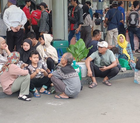 FOTO: Ragam Cara Pemudik di Stasiun Senen 'Bunuh Waktu' Tunggu Giliran Berangkat