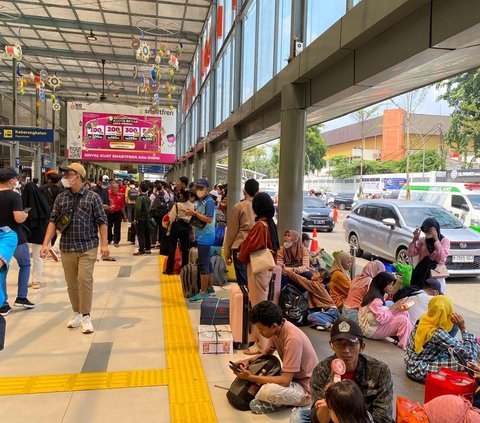 FOTO: Ragam Cara Pemudik di Stasiun Senen 'Bunuh Waktu' Tunggu Giliran Berangkat