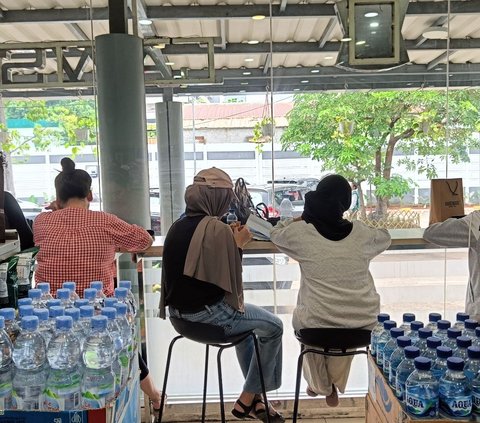 FOTO: Ragam Cara Pemudik di Stasiun Senen 'Bunuh Waktu' Tunggu Giliran Berangkat