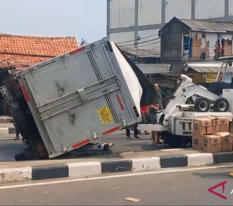 Kelebihan Muatan, Truk Boks Terguling di Jalan Layang Pulogebang