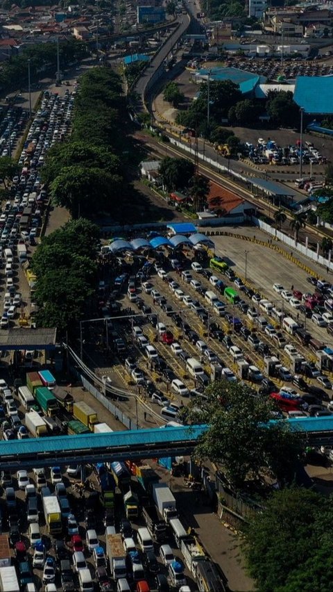 Kepadatan kendaraan sebenarnya tak hanya terlihat di pelataran parkir Pelabuhan Merak. Sebab, macet kendaraan pemudik sudah terjadi sejak Tol Tangerang-Merak hingga exit tol.<br>