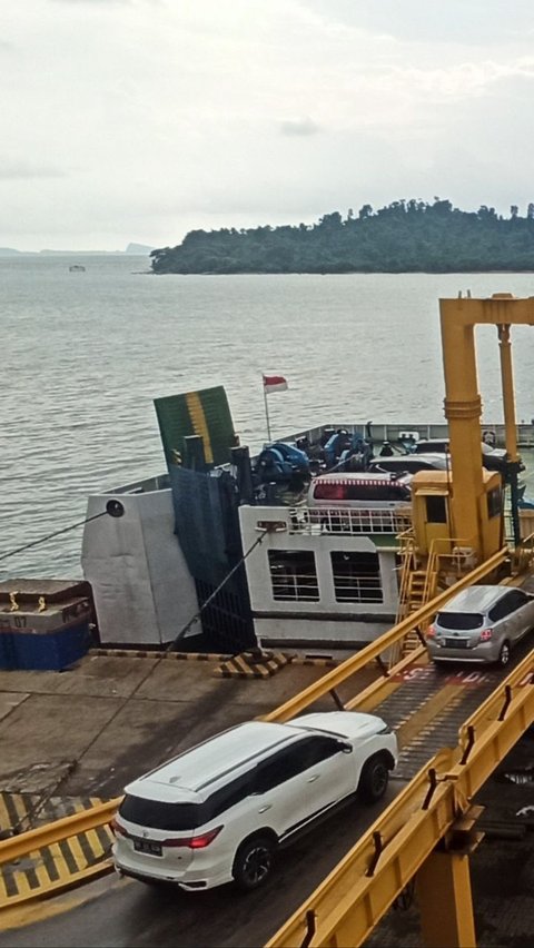 Pemudik kemudian merayap hingga ke gerbang pelabuhan. Tampak jajaran kendaraan mengantre sebelum masuk kapal.<br>