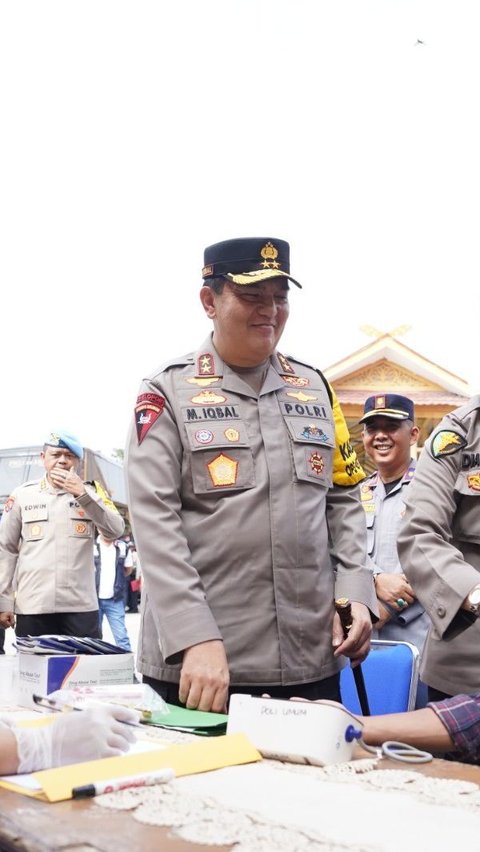 Aksi Jenderal Bintang Dua Cek Arus Mudik di Terminal, Ajak Ngobrol Sopir hingga 'Tos' dengan Anak Kecil