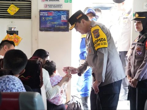 Aksi Jenderal Bintang Dua Cek Arus Mudik di Terminal, Ajak Ngobrol Sopir hingga 'Tos' dengan Anak Kecil