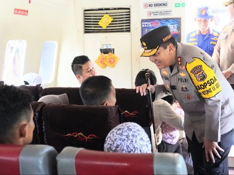 Aksi Jenderal Bintang Dua Cek Arus Mudik di Terminal, Ajak Ngobrol Sopir hingga 'Tos' dengan Anak Kecil