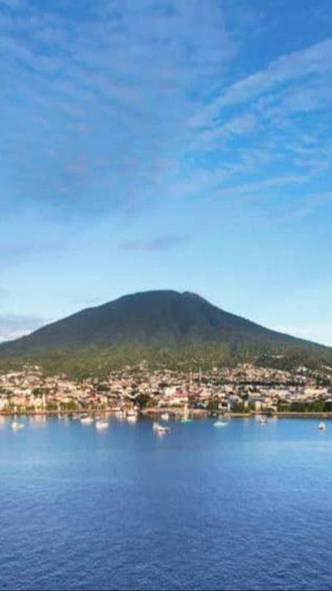 Fakta Menarik Gunung Gamalama di Kepulauan Maluku, Pertama Kali Meletus pada Abad 16 hingga Tradisi Kololi Kie<br>