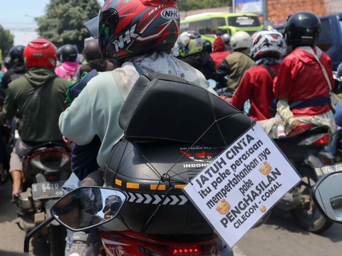 FOTO: Kocak, Tulisan Rindu Pemudik Sepeda Motor Jadi Sorotan di Tengah Arus Mudik Jalur Pantura