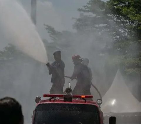 FOTO: Aksi Petugas Damkar Dikerahkan untuk Dinginkan Suhu Panas Arus Mudik di Pelabuhan Ciwandan