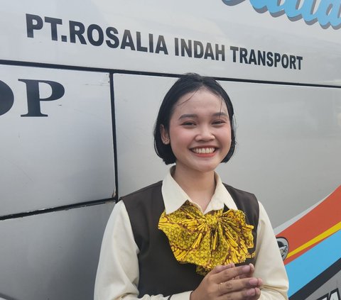 Kenalan sama Aina, Pramugari Bus Cantik yang Siap Layani Pemudik