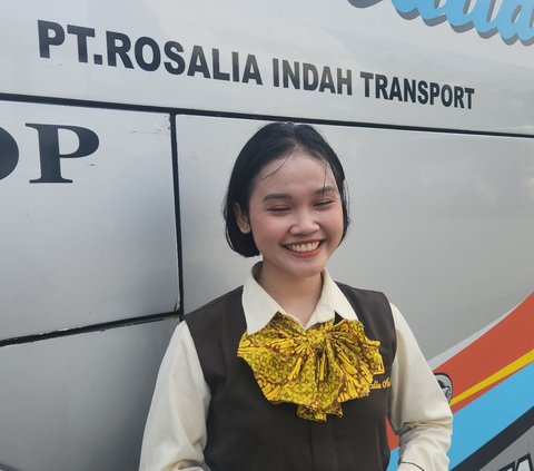 Kenalan sama Aina, Pramugari Bus Cantik yang Siap Layani Pemudik