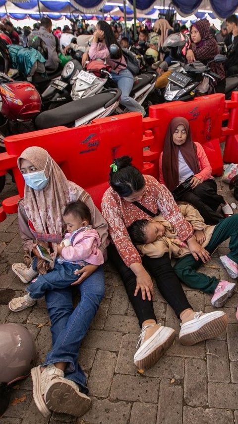 FOTO: Pemudik Ibu-Ibu sampai Anak-Anak Kelelahan saat Berpanas-panasan Mengantre di Pelabuhan Ciwandan<br>