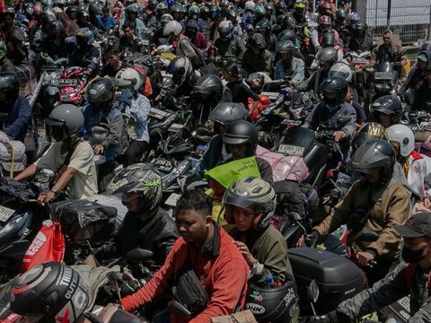 FOTO: Pemudik Ibu-Ibu sampai Anak-Anak Kelelahan saat Berpanas-panasan Mengantre di Pelabuhan Ciwandan