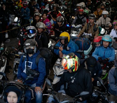 FOTO: Pemudik Ibu-Ibu sampai Anak-Anak Kelelahan saat Berpanas-panasan Mengantre di Pelabuhan Ciwandan