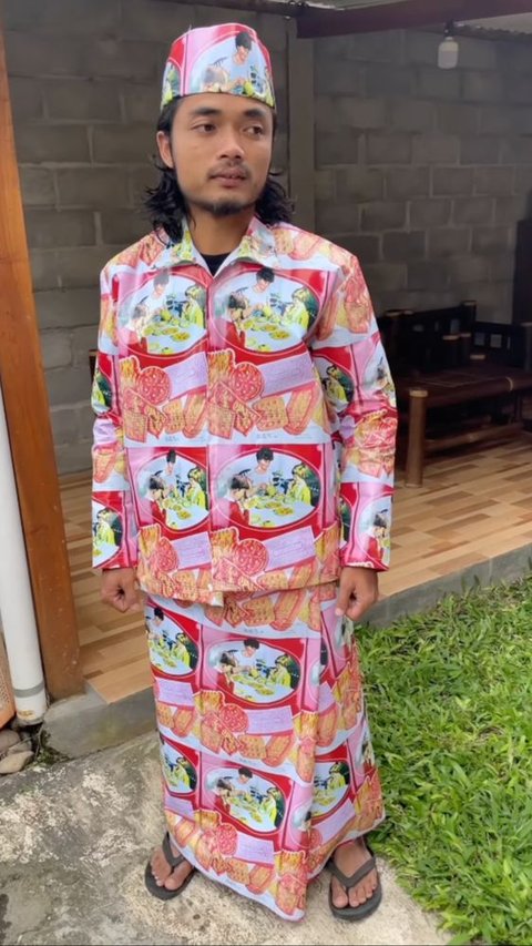 Content Creator Makes Eid Clothing with Khong Guan Can Motif, Netizens: Complete, There's the Father