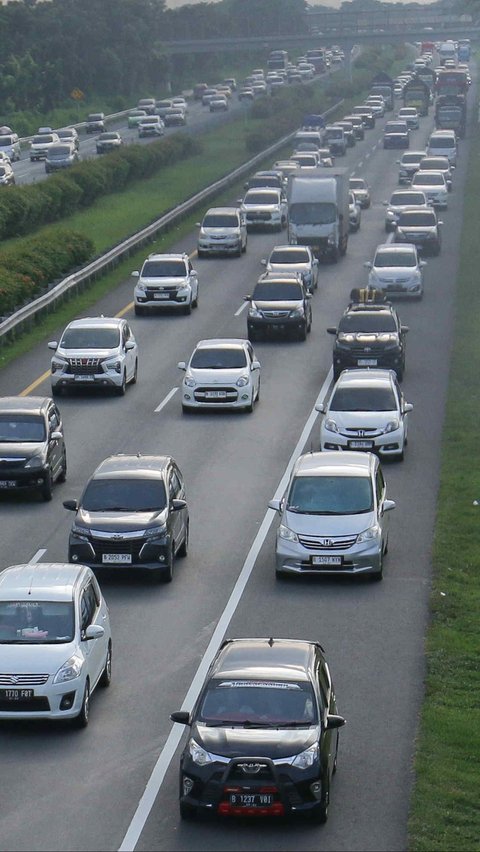 FOTO: Lalu Lintas Mudik di Tol Palikanci ke Jawa Tengah Padat Merayap di H-3 Idulfitri 1445 Hijriah