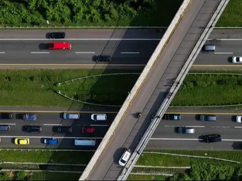 FOTO: Lalu Lintas Mudik di Tol Palikanci ke Jawa Tengah Padat Merayap di H-3 Idulfitri 1445 Hijriah