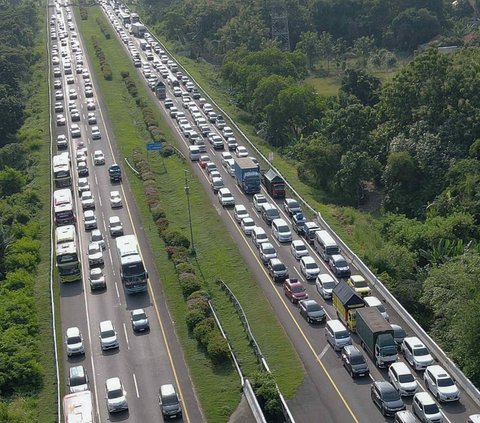 FOTO: Lalu Lintas Mudik di Tol Palikanci ke Jawa Tengah Padat Merayap di H-3 Idulfitri 1445 Hijriah