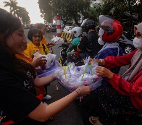 Umat Hindu melakukan aksi sosial dengan membagikan makanan berbuka puasa kepada warga membutuhkan dalam aksi Bhoga Sevanam  di  depan Pura Cinere, Jakarta Selatan, Minggu  (07/04/2024). Foto: merdeka.com / Arie Basuki