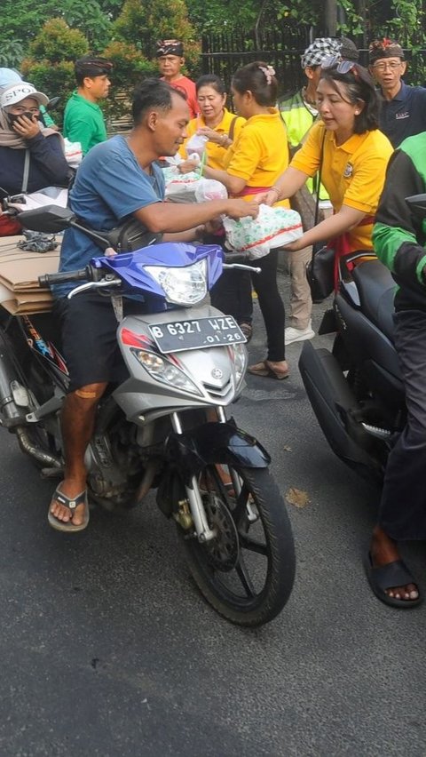 FOTO: Menumbuhkan Sikap Toleransi, Umat Hindu di Cinere Membagikan Makanan Buka Puasa untuk Warga Membutuhkan