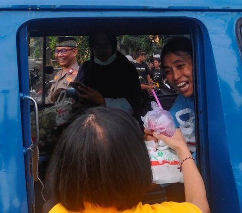 FOTO: Menumbuhkan Sikap Toleransi, Umat Hindu di Cinere Membagikan Makanan Buka Puasa untuk Warga Membutuhkan