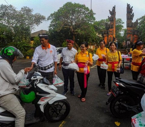 FOTO: Menumbuhkan Sikap Toleransi, Umat Hindu di Cinere Membagikan Makanan Buka Puasa untuk Warga Membutuhkan