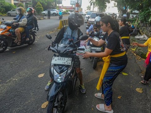 FOTO: Menumbuhkan Sikap Toleransi, Umat Hindu di Cinere Membagikan Makanan Buka Puasa untuk Warga Membutuhkan