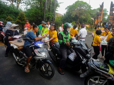 FOTO: Menumbuhkan Sikap Toleransi, Umat Hindu di Cinere Membagikan Makanan Buka Puasa untuk Warga Membutuhkan