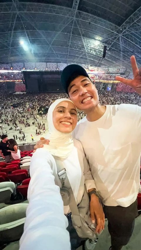 <Nycta Gina and Rizky Kinos appear compact with all-white shirts.>