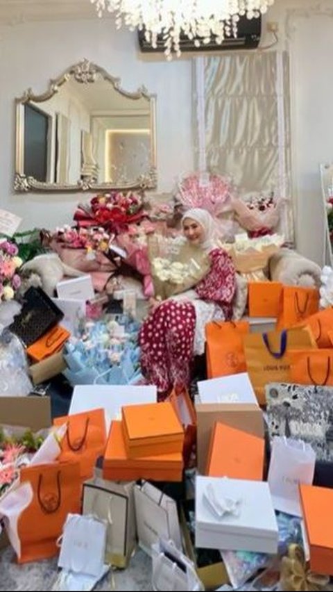 Marissya Icha turut menggelar pesta ulang tahun di bulan Ramadan tahun ini. Perempuan kelahiran 17 Maret 2024 merayakan usianya yang ke-29 dengan suka cita lantaran mendapat banyak hadiah barang branded dari teman dekat.