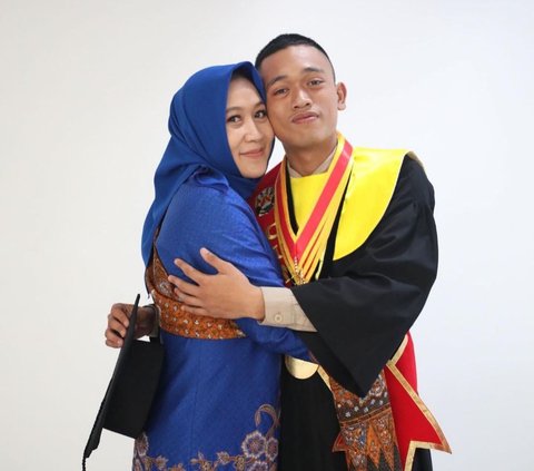 Senyum dan rasa bahagia tersimpul pada raut wajah Idham dan istri. Idham menyalami Irfan lalu menepuk pipi putra kesayangannya itu dua kali. Dilanjutkan dengan pelukan dari Ibu Irfan.<br>