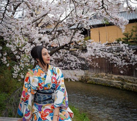 Potret Cantik Menawan Anya Geraldine saat Liburan di Jepang, Makin Anggun saat Pakai Kimono