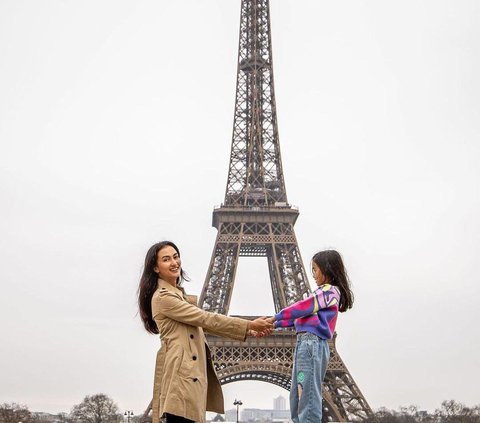 Potret Salma Putri Rio Dewanto dan Atiqah Liburan di Paris, Makin Cantik Mirip Sang Mama