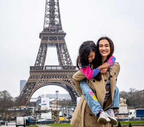 Potret Salma Putri Rio Dewanto dan Atiqah Liburan di Paris, Makin Cantik Mirip Sang Mama