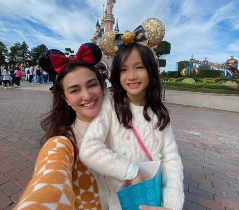 Potret Salma Putri Rio Dewanto dan Atiqah Liburan di Paris, Makin Cantik Mirip Sang Mama