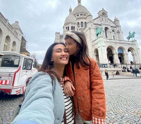 Potret Salma Putri Rio Dewanto dan Atiqah Liburan di Paris, Makin Cantik Mirip Sang Mama