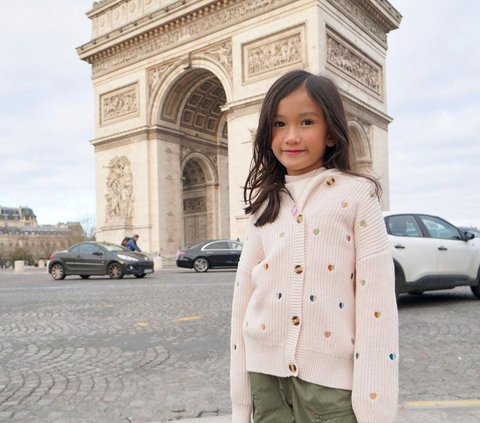 Potret Salma Putri Rio Dewanto dan Atiqah Liburan di Paris, Makin Cantik Mirip Sang Mama